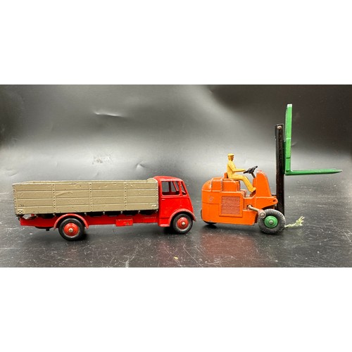 861 - Boxed Dinky toys to include 982 Pullmore Car Transporter, 14c 401 Coventry Climax Fork Lift Truck an... 