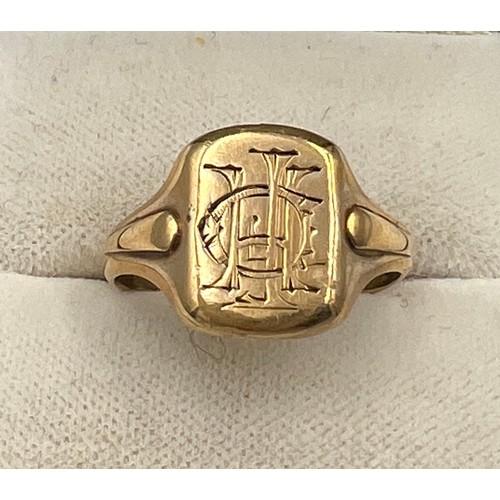 492 - A 9 carat gold signet ring. Weight 3.9gm. Size P/Q.