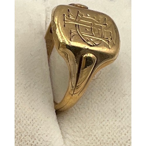 492 - A 9 carat gold signet ring. Weight 3.9gm. Size P/Q.