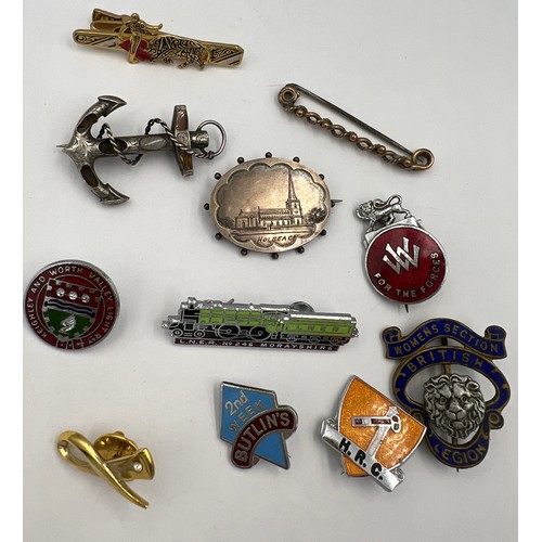 498 - Badges and brooches to include 9 carat bar brooch, silver Holbeach brooch, white metal and onyx anch... 