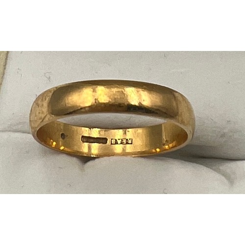 501 - A 22 carat gold wedding band set with diamond. Size U. Weight 5gm.