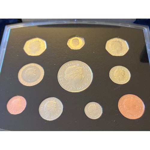 600 - Coins to include 2 x 2000 millennium cased five pounds with certificate, 2 x 2000 five pound coins i... 