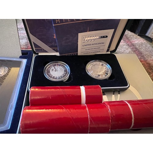 600 - Coins to include 2 x 2000 millennium cased five pounds with certificate, 2 x 2000 five pound coins i... 