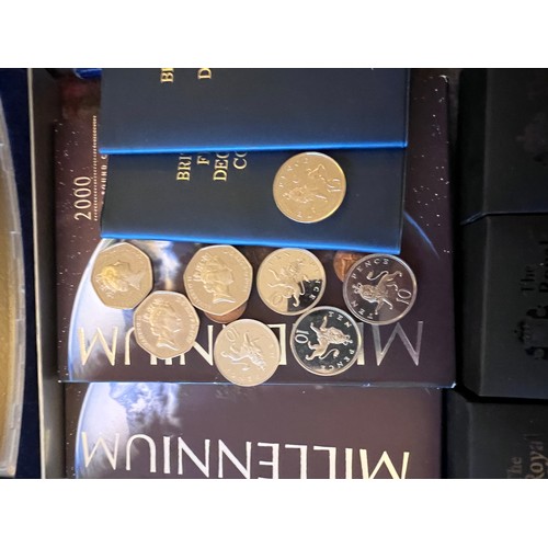 600 - Coins to include 2 x 2000 millennium cased five pounds with certificate, 2 x 2000 five pound coins i... 