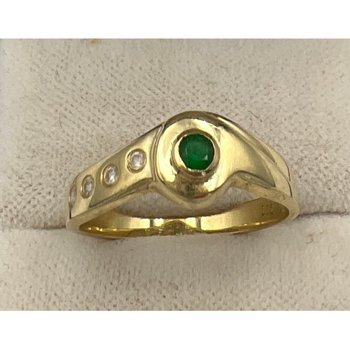 510 - A 9 carat gold ring set with emerald and clear stones. Size P. Weight 2.8gm.