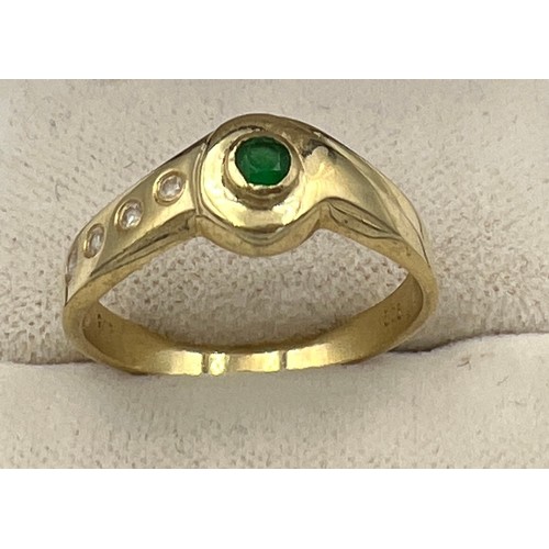 510 - A 9 carat gold ring set with emerald and clear stones. Size P. Weight 2.8gm.