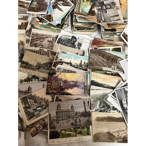 757 - A large collection of over 1200, 20thC postcards to include landmarks and scenes of Beverley (69), H... 