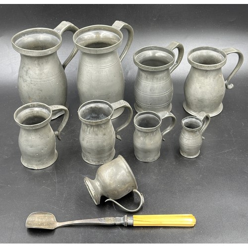 912 - Eight old pewter tankards, various sizes, tallest 17.5cm and smallest 7cm together with a pewter cup... 