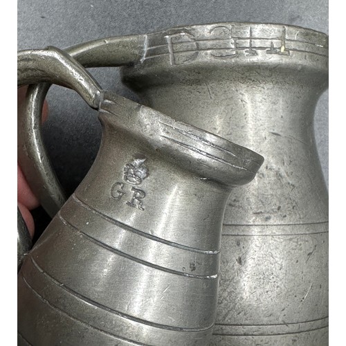 912 - Eight old pewter tankards, various sizes, tallest 17.5cm and smallest 7cm together with a pewter cup... 