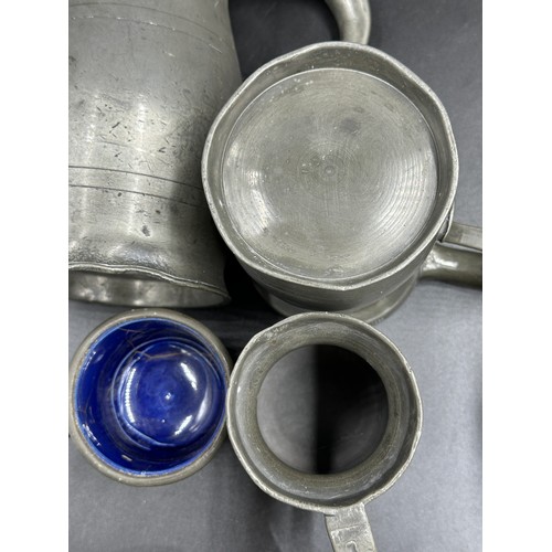 912 - Eight old pewter tankards, various sizes, tallest 17.5cm and smallest 7cm together with a pewter cup... 