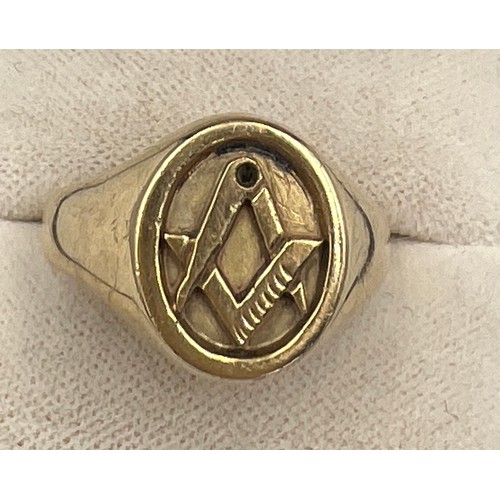 438 - A 9 carat gold Masonic ring, size T. Weight 10gm.