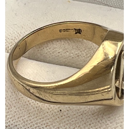 438 - A 9 carat gold Masonic ring, size T. Weight 10gm.