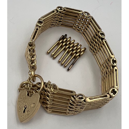 444 - A 9 carat gold gate bracelet with extra link and heart shaped padlock with safety chain. Total weigh... 