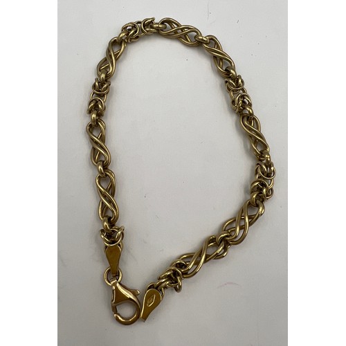 445 - A 9 carat gold chain bracelet, weight 8.5gm. Length 18cm.