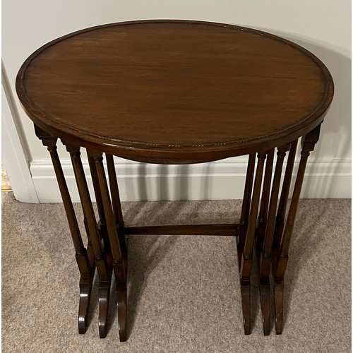 38 - An Edwardian nest of three mahogany oval topped tables. Largest 67cm h x 56cm w x 38cm d.