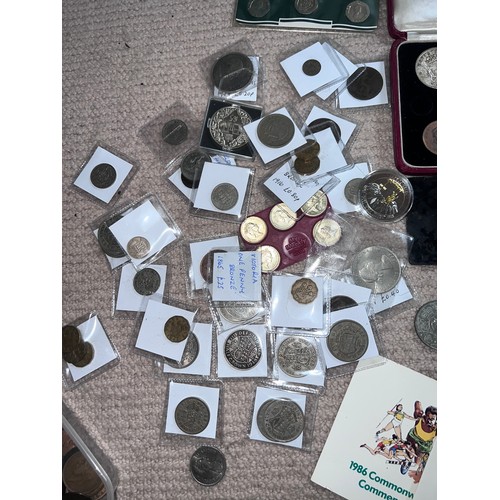 632 - A selection of mainly pre-decimal British coins to include some 1937 cased specimen coins (11 of 15)... 