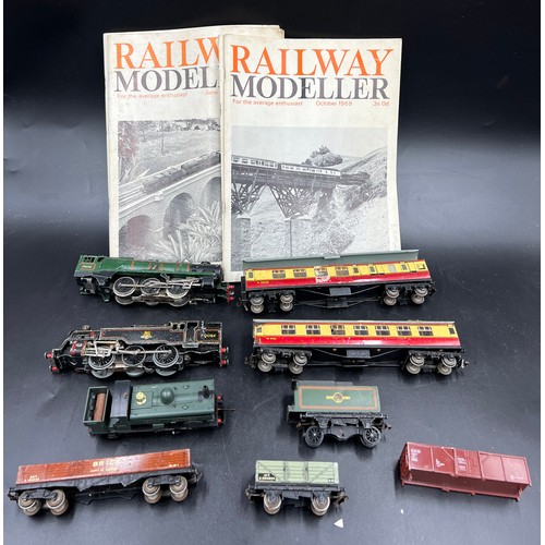 810 - A quantity of Hornby Dublo trains and carriages together with Railway Modeller magazines in a vintag... 