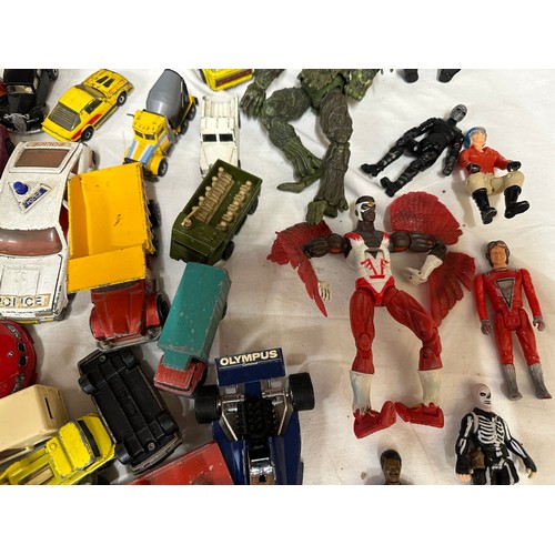 812 - A large quantity of diecast toys to include mostly Corgi and Matchbox vehicles, some Dinky, Tonka, M... 