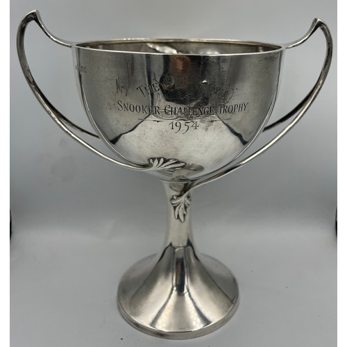 673 - A hallmarked silver cup. London 1925, maker Edward Barnard & Sons Ltd, 22.5cm h. Weight 609gm.