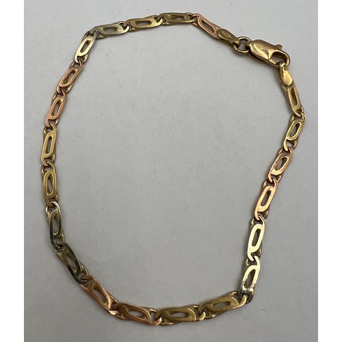 422 - A nine carat gold tri-colour chain bracelet. 18cm l. Weight 3.4gm