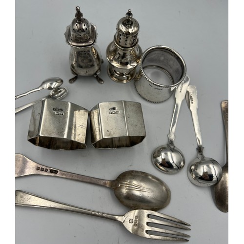 660 - Various items of silver to include three napkin rings, two pepper pots, pair of salt spoons, two spo... 