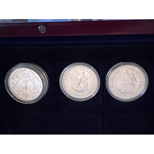 631 - Coins to include commemorative crowns, 1935, 1977 and 1837 with a 1937 and 1935 certificate, a 2006 ... 