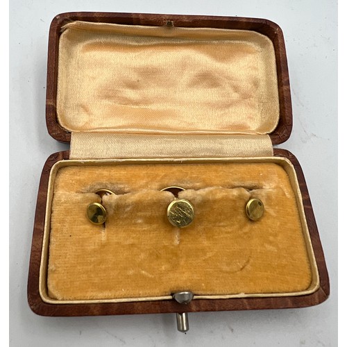 425 - A boxed set of three 18 carat gold dress shirt studs. Total weight 3.2gm.