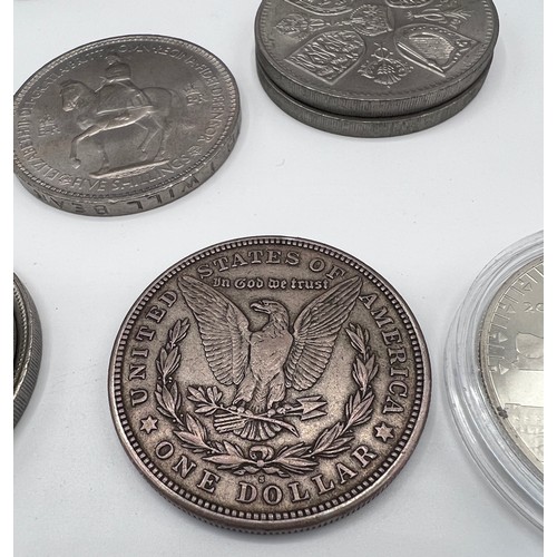 626 - A collection of mostly crowns to include a 1921 United States of America One Dollar, a two pound DNA... 