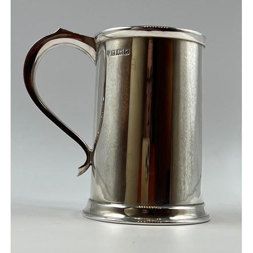 655 - A silver half pint tankard. J.B. Chatterley & Sons Ltd. Birmingham 1963. 192.4gm. 10.5cm h.