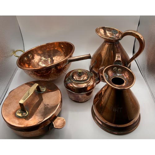 910 - Good quality copper to include Pint & Quart jug, heavy lidded bowl, copper kettle and whisking bowl.... 