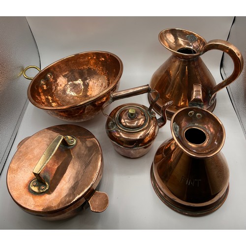 910 - Good quality copper to include Pint & Quart jug, heavy lidded bowl, copper kettle and whisking bowl.... 