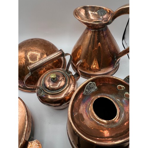 910 - Good quality copper to include Pint & Quart jug, heavy lidded bowl, copper kettle and whisking bowl.... 