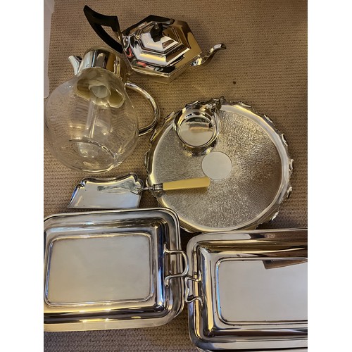 640 - A quantity of good quality silver plated items to include entrée dishes, water jug, teapot etc.