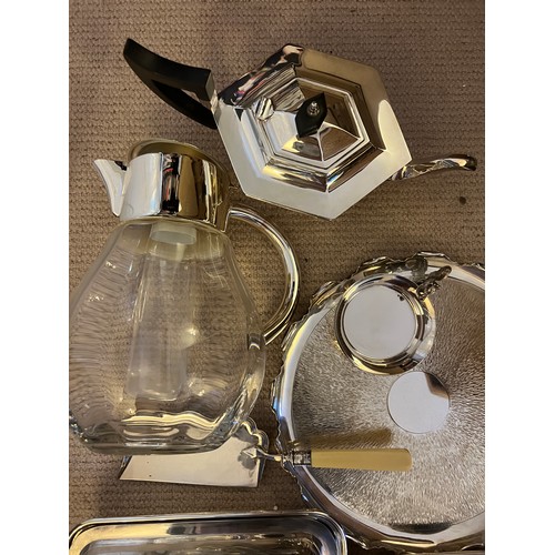 640 - A quantity of good quality silver plated items to include entrée dishes, water jug, teapot etc.