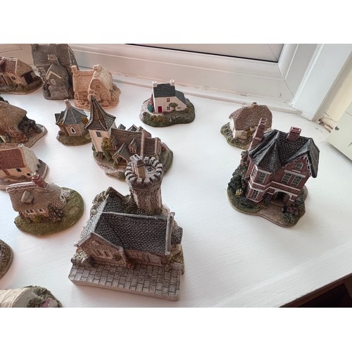 197 - A large quantity of Lilliput Lane cottages. (unboxed). (75 approx)