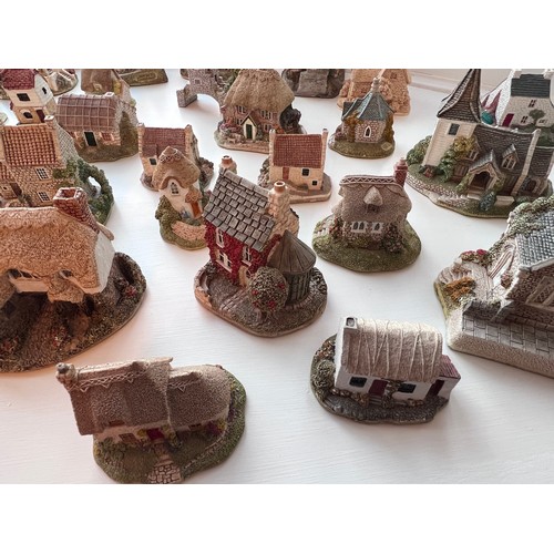 197 - A large quantity of Lilliput Lane cottages. (unboxed). (75 approx)