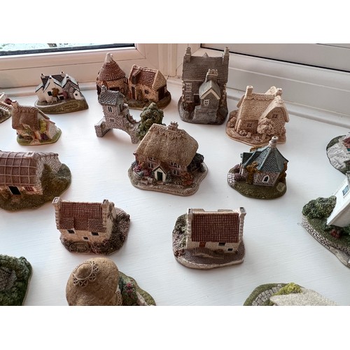 197 - A large quantity of Lilliput Lane cottages. (unboxed). (75 approx)