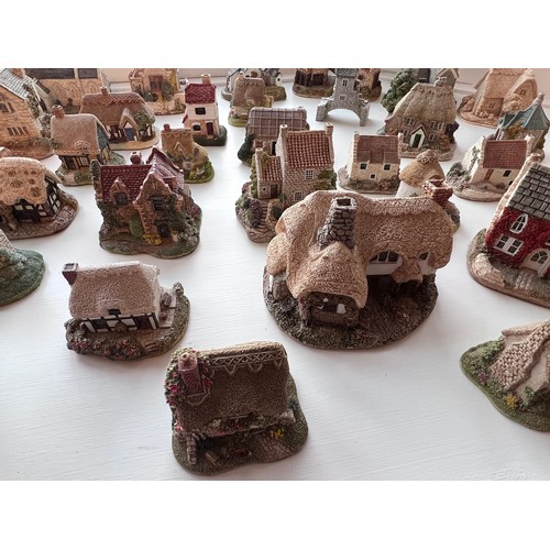 197 - A large quantity of Lilliput Lane cottages. (unboxed). (75 approx)