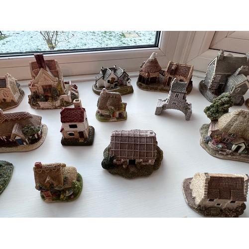 197 - A large quantity of Lilliput Lane cottages. (unboxed). (75 approx)