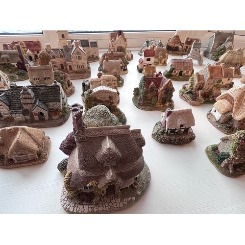 197 - A large quantity of Lilliput Lane cottages. (unboxed). (75 approx)