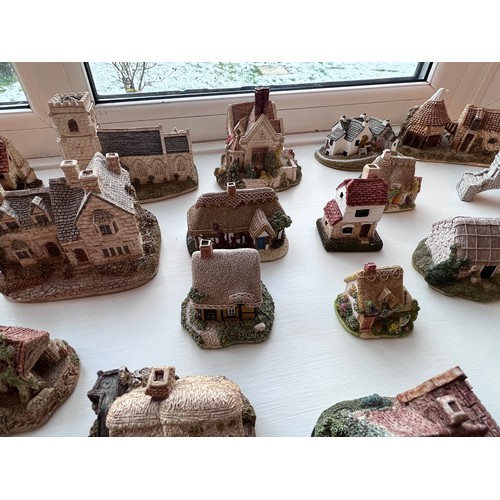 197 - A large quantity of Lilliput Lane cottages. (unboxed). (75 approx)