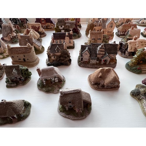 197 - A large quantity of Lilliput Lane cottages. (unboxed). (75 approx)