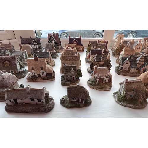 197 - A large quantity of Lilliput Lane cottages. (unboxed). (75 approx)