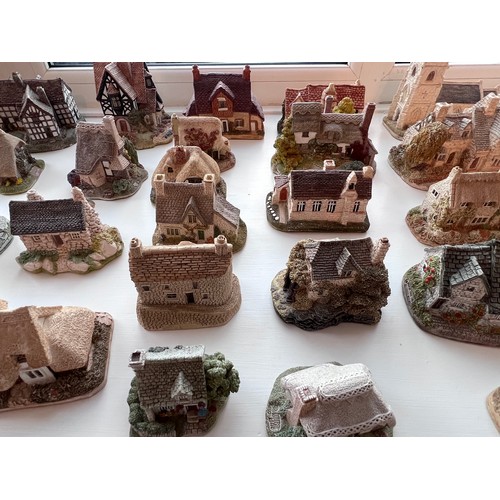 197 - A large quantity of Lilliput Lane cottages. (unboxed). (75 approx)