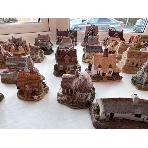 197 - A large quantity of Lilliput Lane cottages. (unboxed). (75 approx)