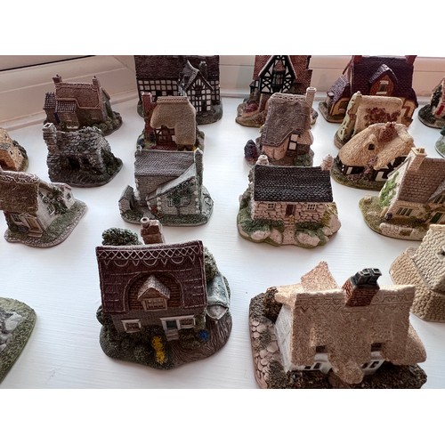 197 - A large quantity of Lilliput Lane cottages. (unboxed). (75 approx)