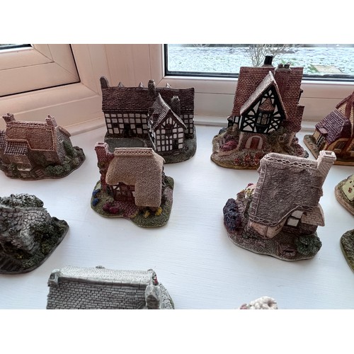 197 - A large quantity of Lilliput Lane cottages. (unboxed). (75 approx)