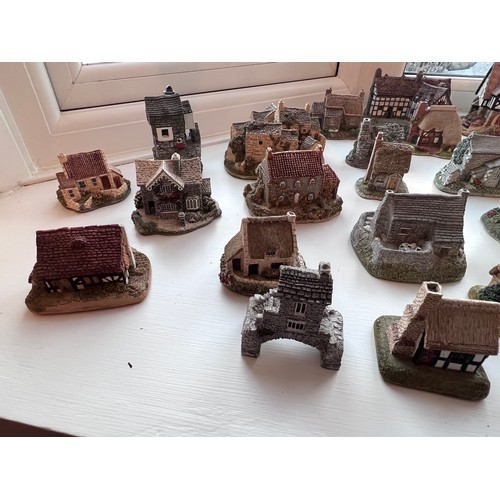 197 - A large quantity of Lilliput Lane cottages. (unboxed). (75 approx)