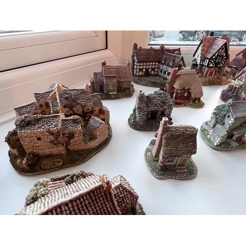 197 - A large quantity of Lilliput Lane cottages. (unboxed). (75 approx)