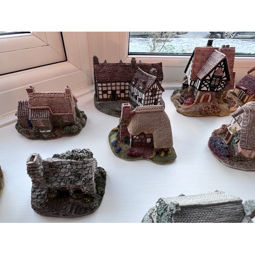 197 - A large quantity of Lilliput Lane cottages. (unboxed). (75 approx)